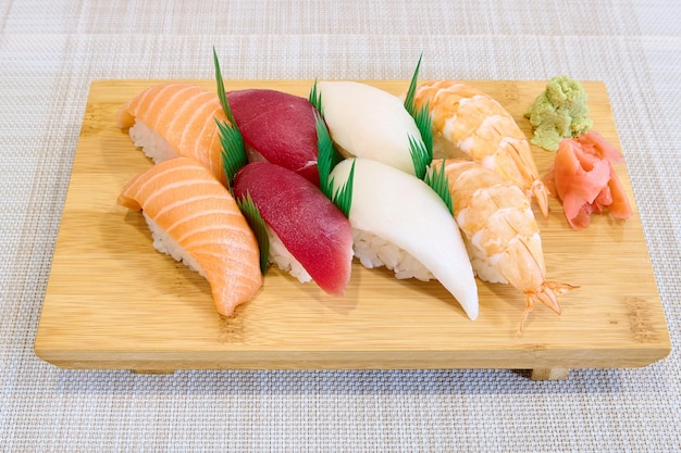 sushi di pesce su tavola di legno