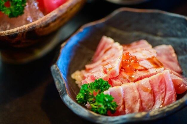 Sushi di salmone alla griglia con uova di salmone sopra Cibo giapponese di alta qualità