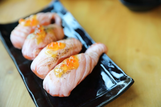 Sushi di salmone alla griglia su fondo di legno