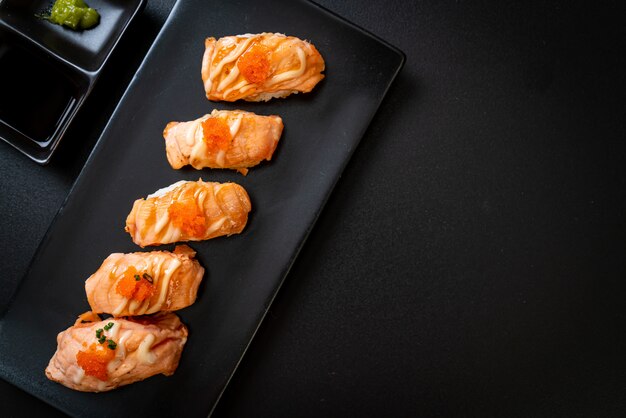 sushi di salmone alla griglia sulla banda nera