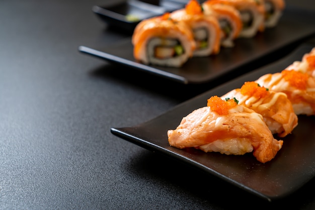 sushi di salmone alla griglia sulla banda nera