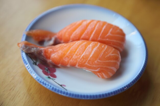 Sushi di salmone su fondo di legno