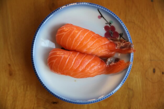 Sushi di salmone su fondo di legno