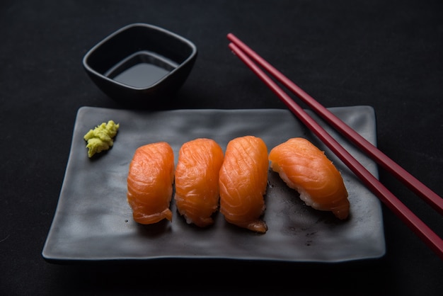 Sushi di salmone