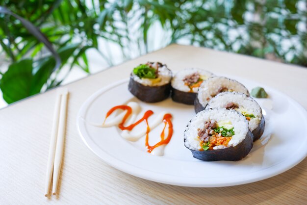 sushi di tonno alla piastra con bacchette sul tavolo