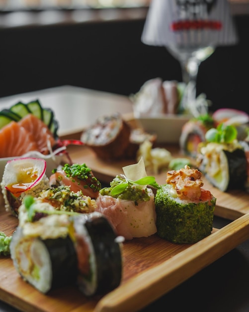 Sushi e cibo giapponese sul tavolo al ristorante