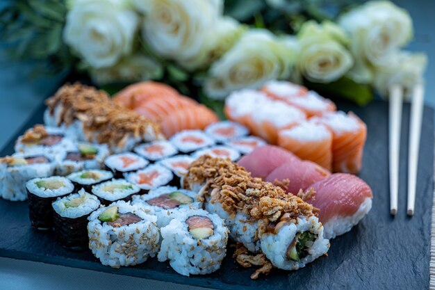 sushi e panini adagiati su un piatto di ardesia