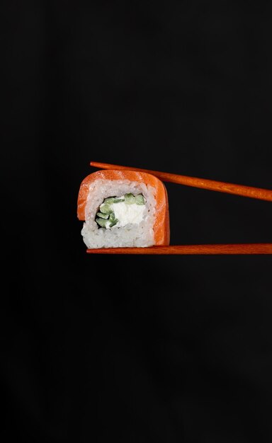 Sushi e panini cucinati sul tavolo