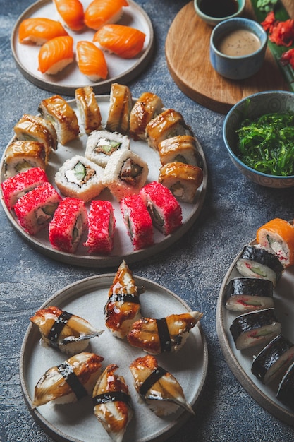 Sushi e panini imposta cibo giapponese vista dall'alto