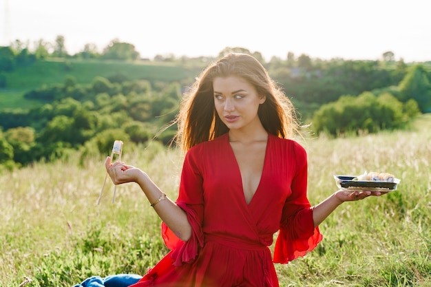 Sushi e ragazza sexy con gli occhi azzurri al picnic. Consegna del cibo dal ristorante giapponese.