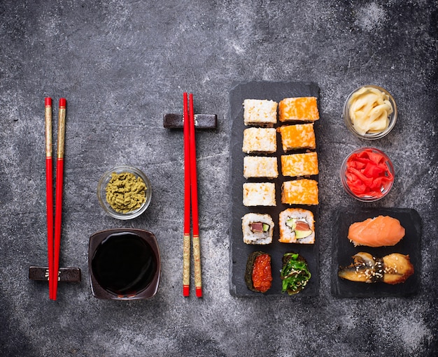 Sushi e roll impostato sul tavolo nero