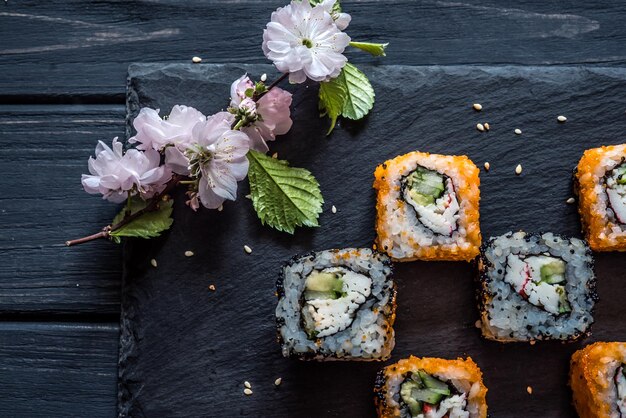 Sushi e sakura sul tavolo