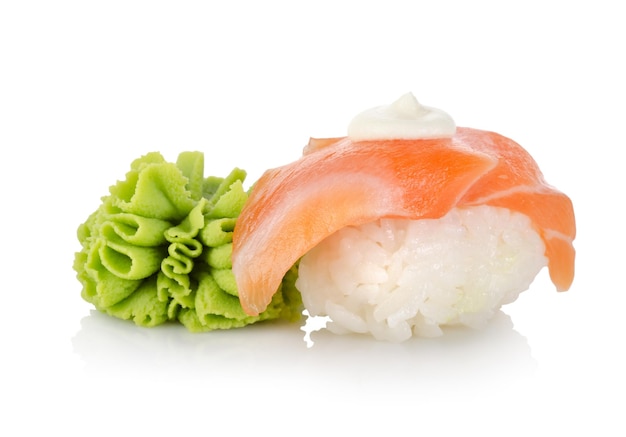 Sushi e wasabi isolati su sfondo bianco