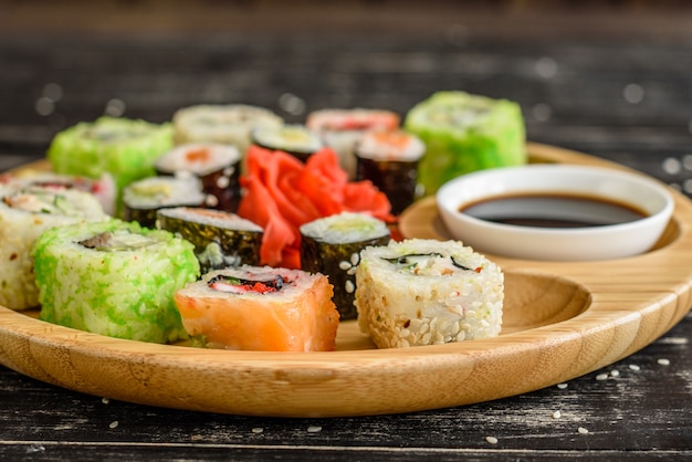 Sushi freschi e gustosi su sfondo scuro. Può essere usato come sfondo