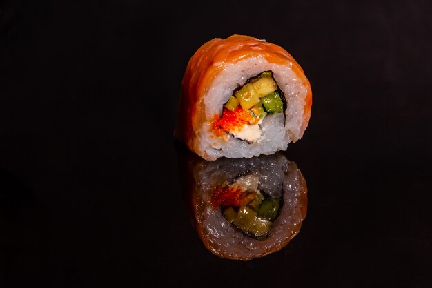 Sushi freschi e gustosi su sfondo scuro