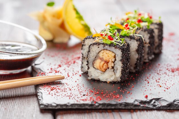 sushi freschi sul tavolo di legno rustico