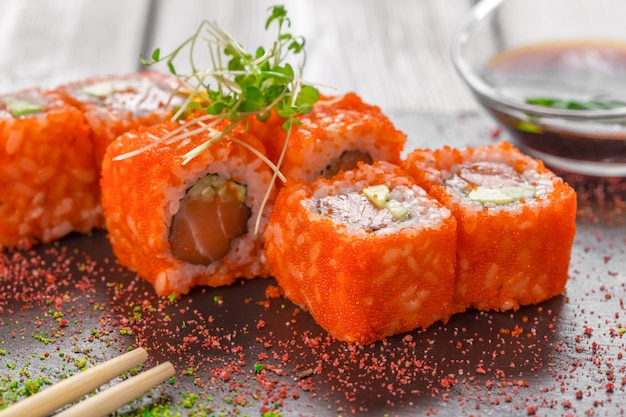 Sushi freschi sulla tavola di legno rustica