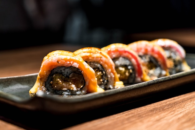 sushi fresco crudo di salmone