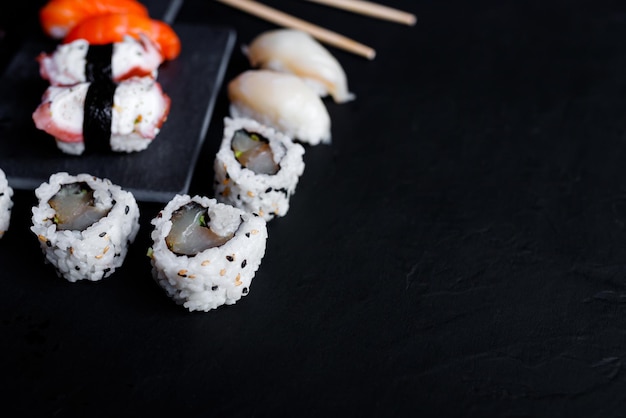 Sushi giapponese cibo maki ands rotoli con tonno salmone gamberetti granchio e avocado vista dall'alto di sushi assortiti