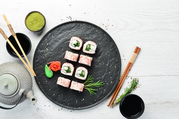 Sushi giapponese con bastoncini di granchio formaggio cipolla e cetriolo Asian Diet Food Vista dall'alto