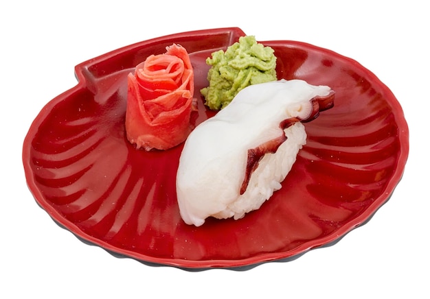 Sushi giapponese con polpo di carne su sfondo bianco