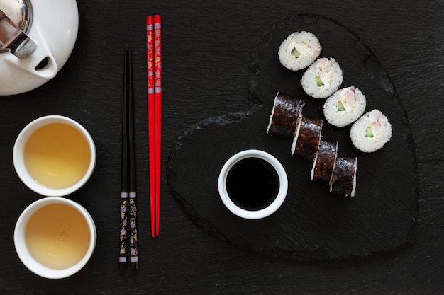 Sushi giapponese con salsa di soia sul piatto grigio