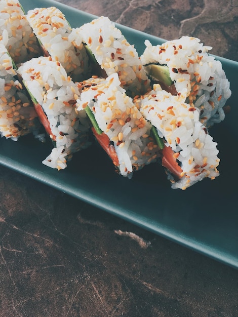 Sushi giapponese in un ristorante a pranzo cucina asiatica