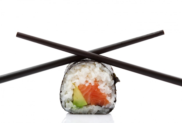 Sushi giapponesi con le bacchette isolate