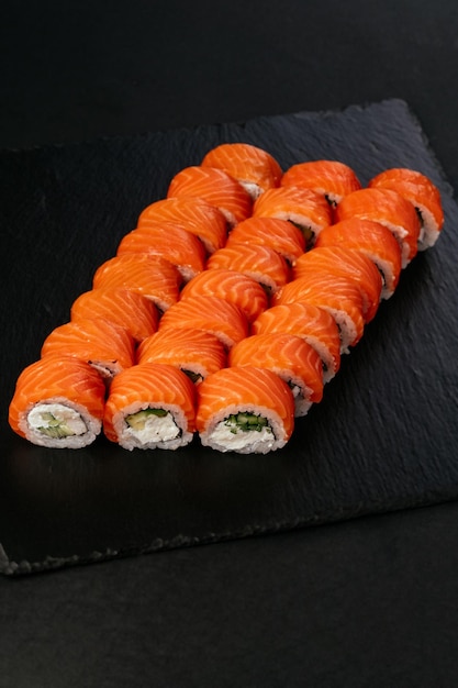 Sushi giapponesi freschi su sfondo nero