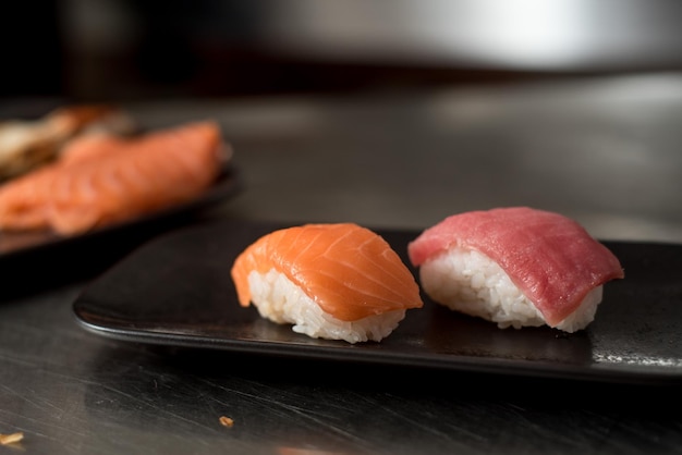 Sushi grande con pesce rosso su sfondo nero