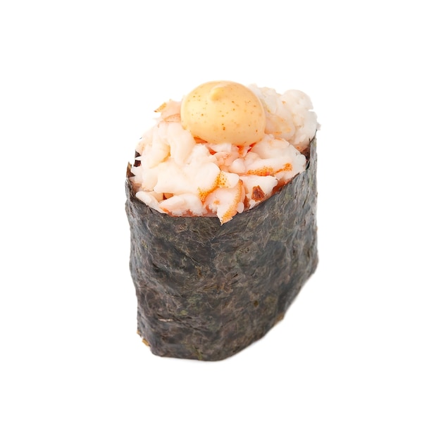 Sushi Gunkan con salsa piccante e gamberi. Su sfondo bianco. Isolato. Avvicinamento.