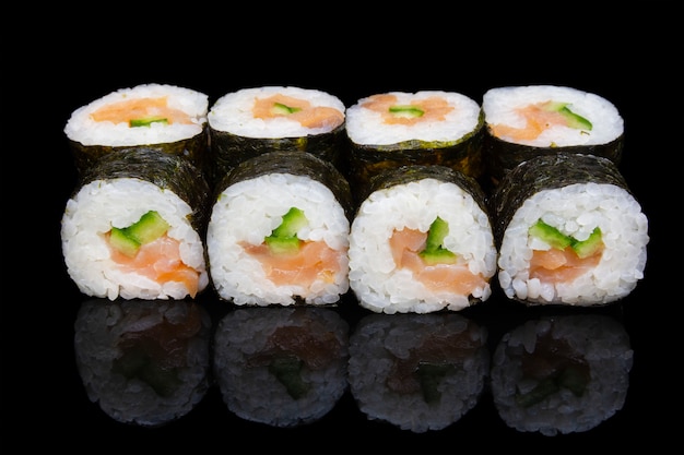 Sushi Hosomaki con salmone affumicato e cetrioli