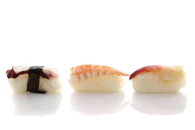 Sushi impostato in bianco