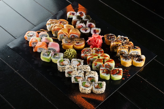 Sushi impostato su sfondo nero