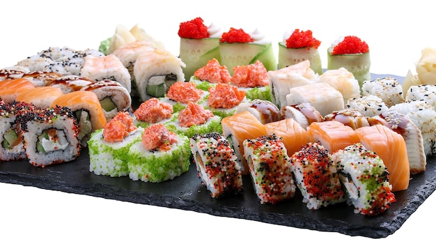 Sushi impostato su tavole di ceramica su sfondo bianco