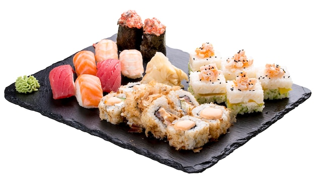 Sushi impostato su tavole di ceramica su sfondo bianco