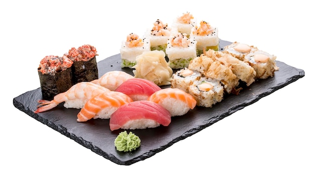 Sushi impostato su tavole di ceramica su sfondo bianco