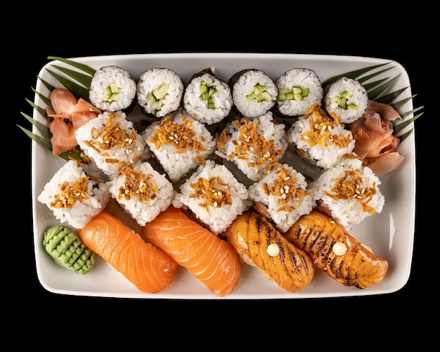 Sushi impostato su un piatto bianco