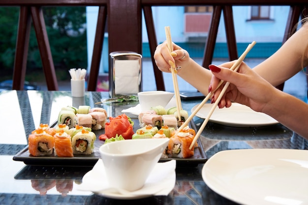 Sushi impostato su un tavolo di vetro.