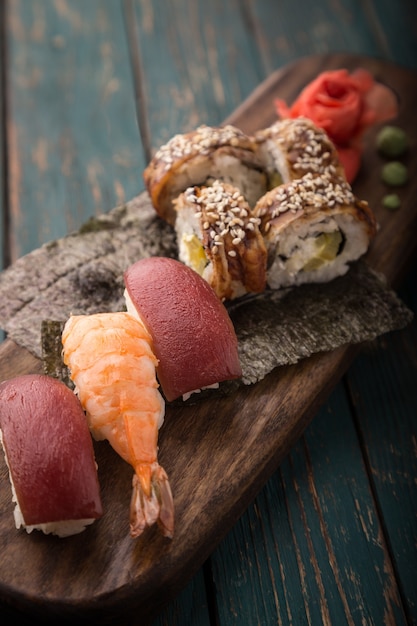 Sushi impostato su un vassoio di legno