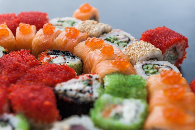 Sushi impostato su una superficie nera