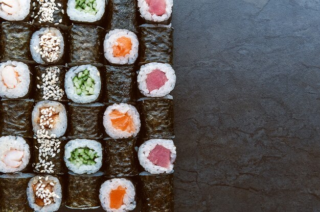 Sushi impostato su una superficie nera