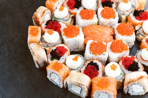 Sushi impostato su una superficie nera