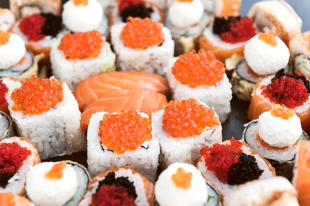 Sushi impostato su una superficie nera