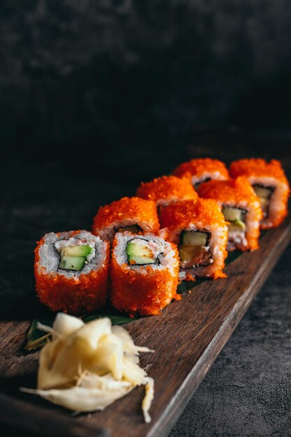 sushi isolato e rotoli su un formato di menu di sfondo scuro a contrasto