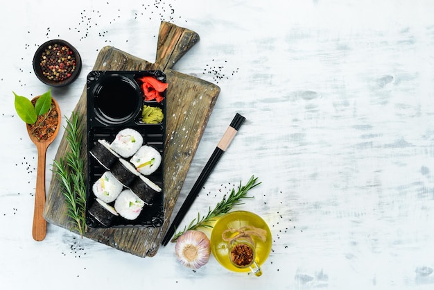 Sushi maki con granchio avocado e formaggio Vista dall'alto spazio libero per il testo Cucina asiatica