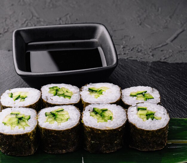 Sushi Maki rotola il cetriolo sulla pietra