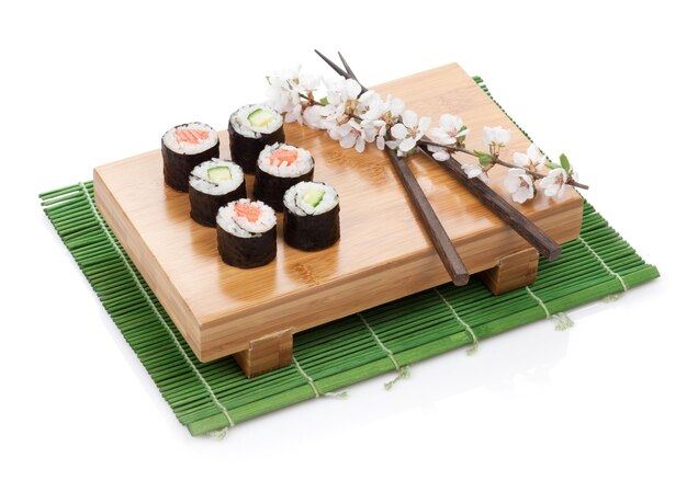 Sushi maki set con salmone e cetriolo e ramo di sakura