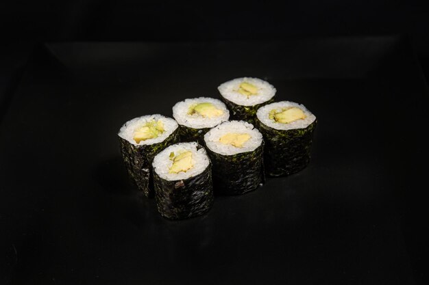 Sushi Maki su sfondo nero