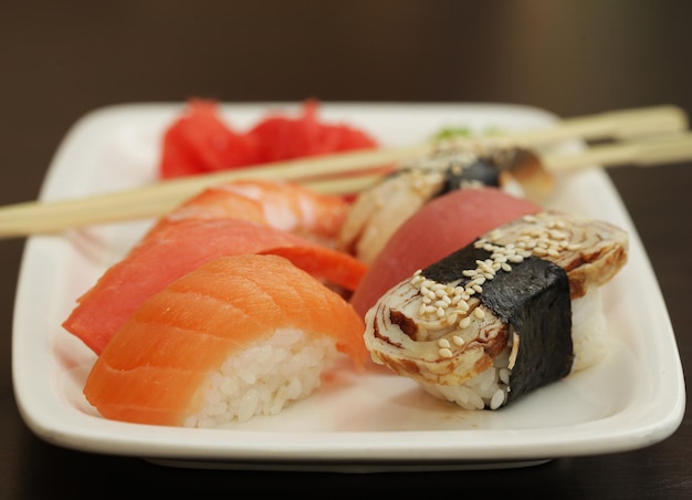Sushi messi sul piatto bianco